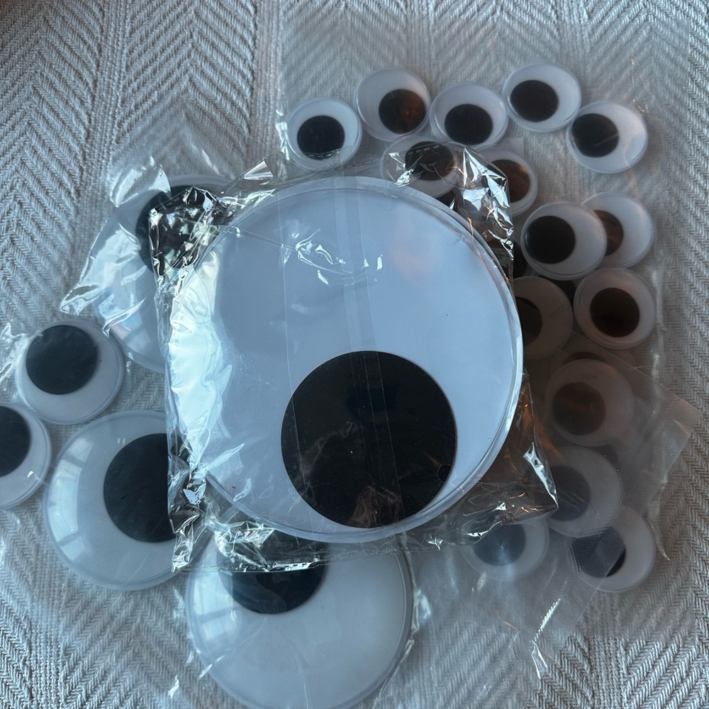 Goggly Eyes for Crafting - Sticky back - assorted sizes - 50 pieces New